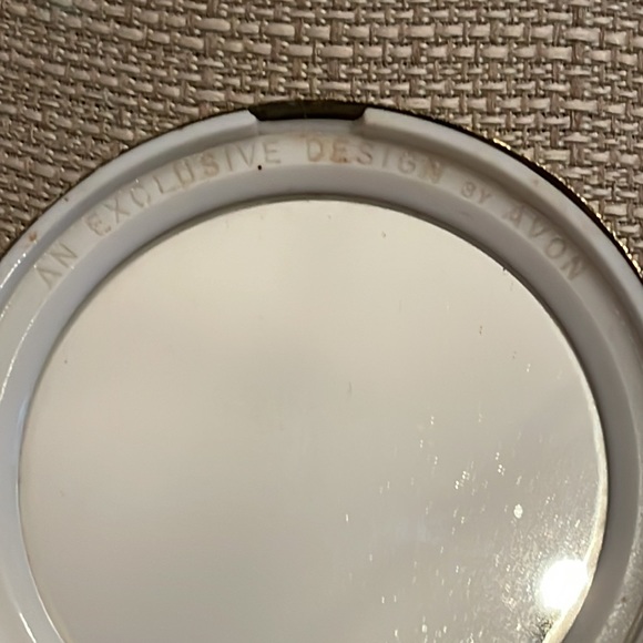 Vintage 60s Avon Cameo Compact Mirror With Pressed Powder Refillable 2.5” - Picture 9 of 9